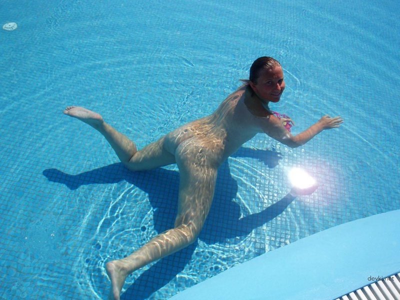 Hot Naked Sunbathing Amateur: Explicit Photo Shoot