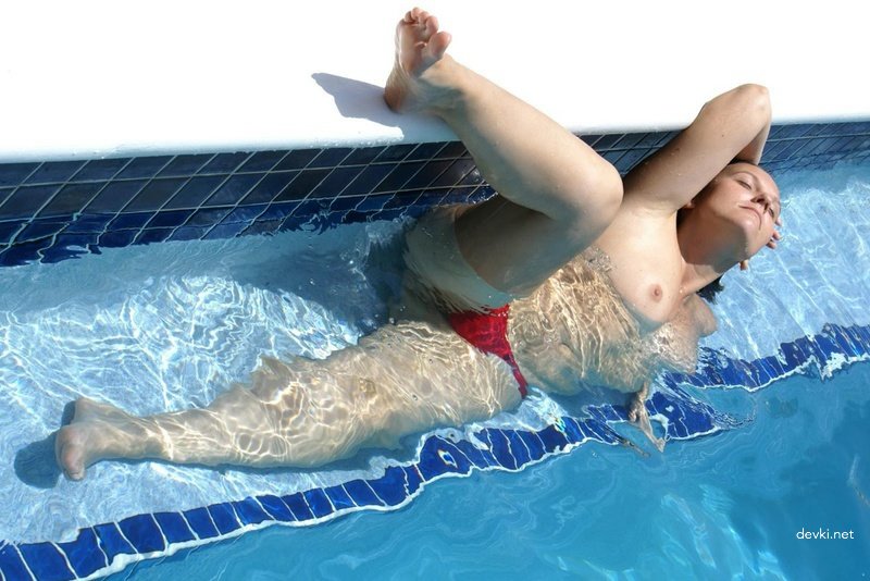 Hot Naked Sunbathing Amateur: Explicit Photo Shoot