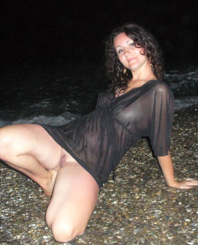 XXX Amateur Photo: Woman Masturbates in Ocean - Explicit Pussy Washing
