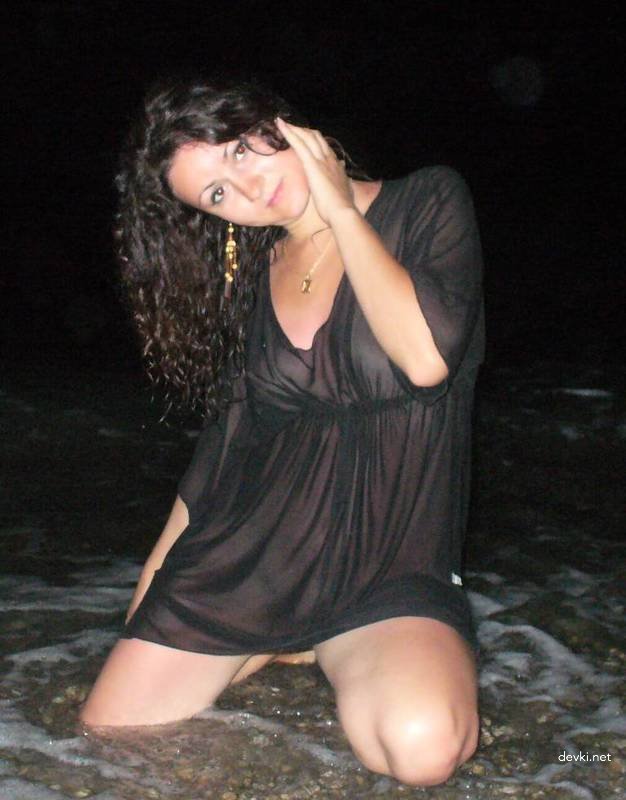 XXX Amateur Photo: Woman Masturbates in Ocean - Explicit Pussy Washing