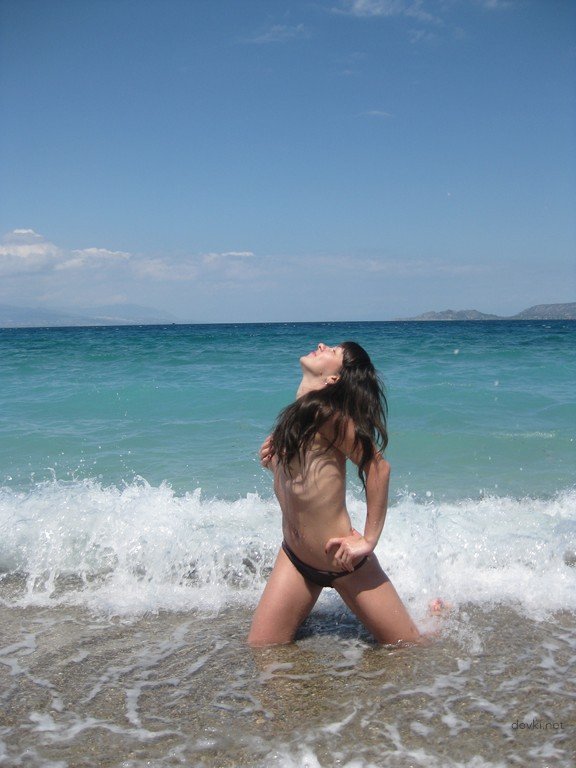 Voluptuous Beach Vixen Teases in Skimpy Bikini - Amateur Beach Babe Photo
