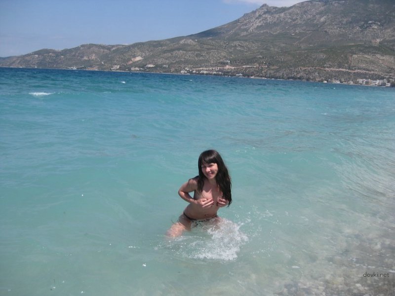 Voluptuous Beach Vixen Teases in Skimpy Bikini - Amateur Beach Babe Photo