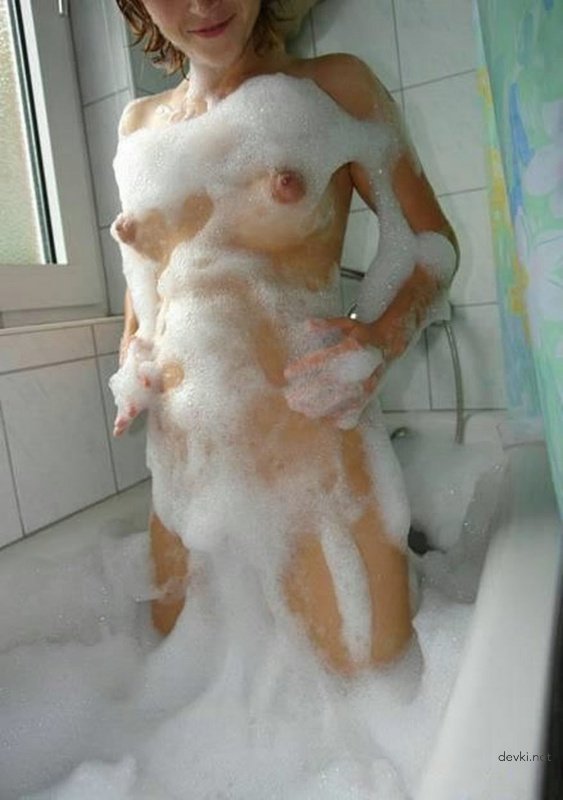 Steamy Bathroom Blowjob: Naughty Amateur Oral Sex Fun!