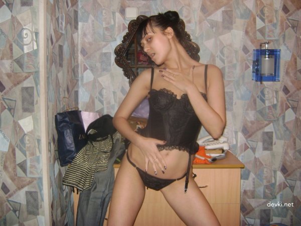 Hot Brunette Spreads Legs - Seductive Amateur Photo with Explicit Pose