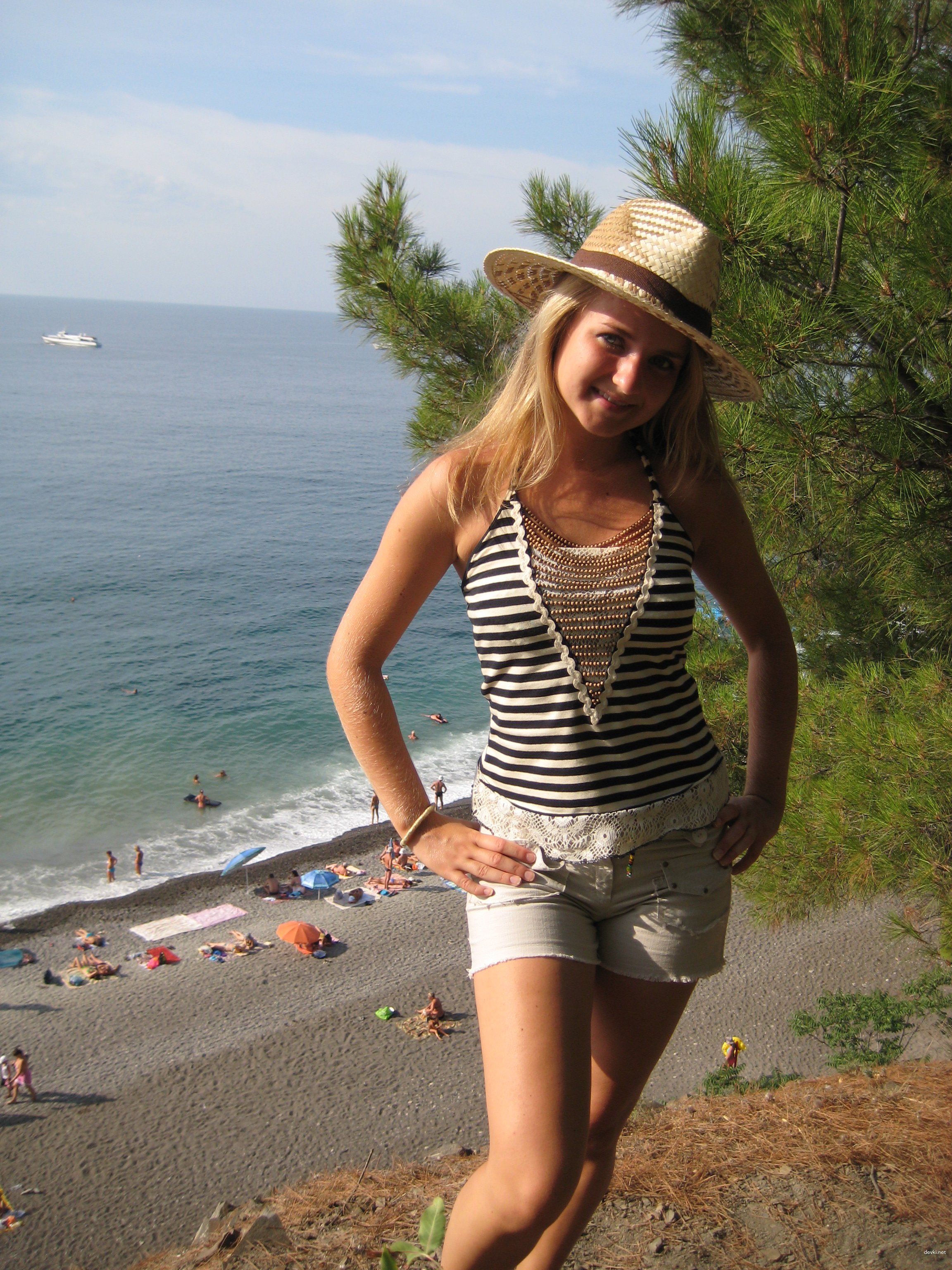 Hot Babes Sunbathing: Uncensored Amateur Pics of Sexy Women on Vacation