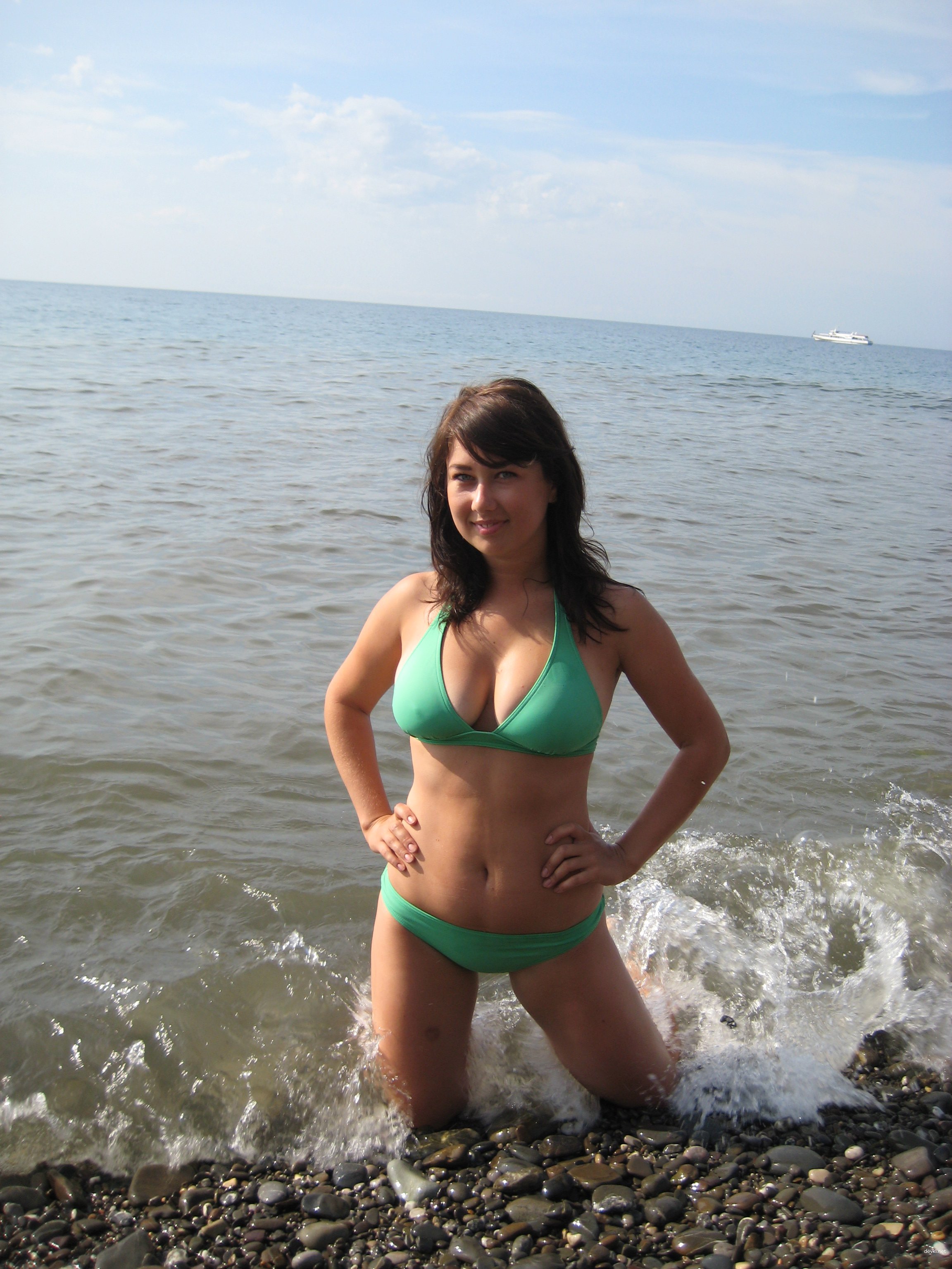 Hot Babes Sunbathing: Uncensored Amateur Pics of Sexy Women on Vacation