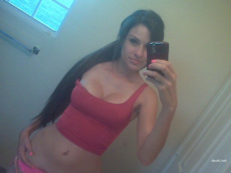 Sizzling Amateur Mirror Selfie: Explicit and Provocative Photoshoot