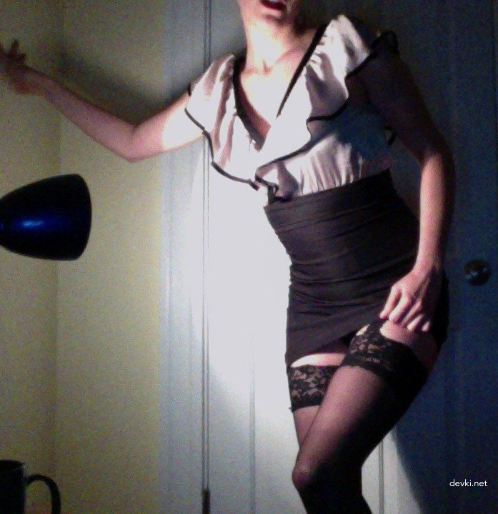 Amateur Explicit Photo Shoot: Seductive Woman Poses Boldly for Camera