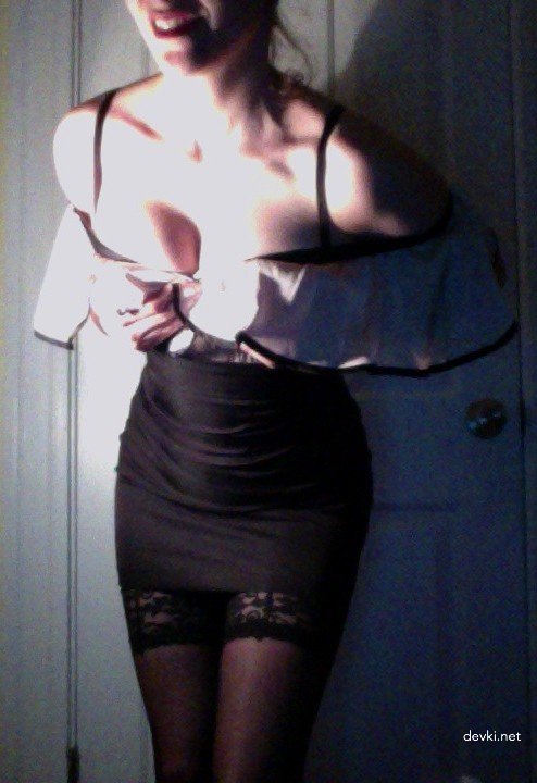 Amateur Explicit Photo Shoot: Seductive Woman Poses Boldly for Camera
