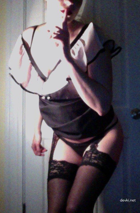 Amateur Explicit Photo Shoot: Seductive Woman Poses Boldly for Camera