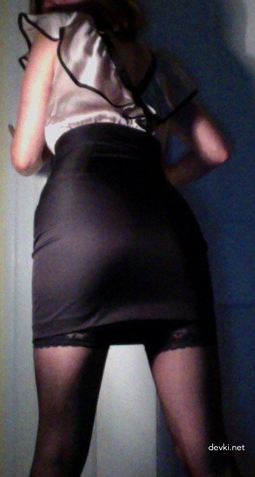 Amateur Explicit Photo Shoot: Seductive Woman Poses Boldly for Camera