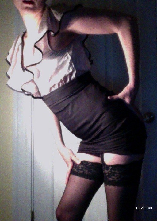 Amateur Explicit Photo Shoot: Seductive Woman Poses Boldly for Camera