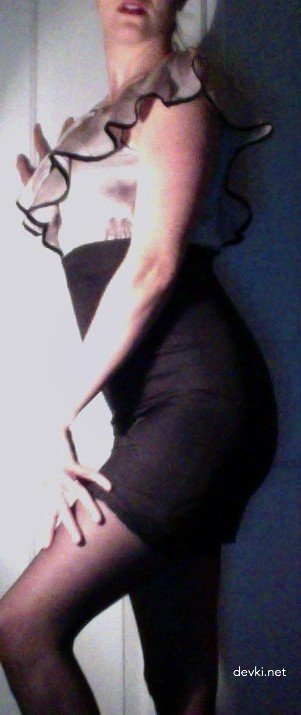 Amateur Explicit Photo Shoot: Seductive Woman Poses Boldly for Camera