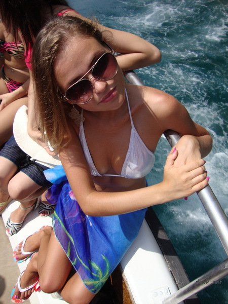 Sizzling Skinny Chick Exposed: Explicit Vacation Snap of Amateur Babe