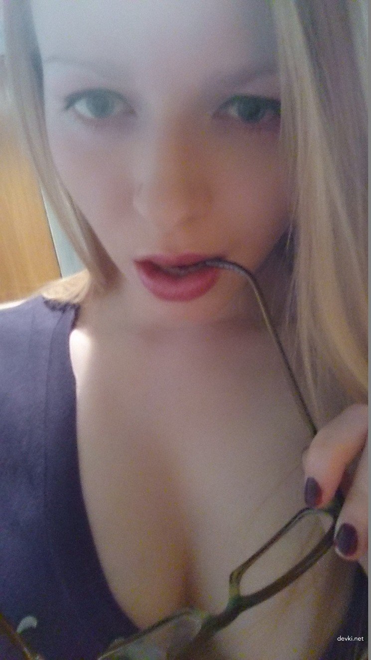 Massive Tits Amateur: Busty Babe Exposing Huge Boobs