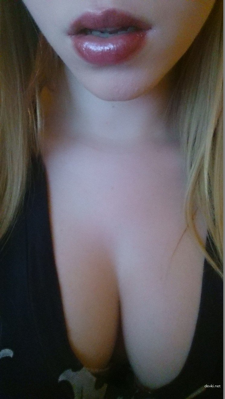 Massive Tits Amateur: Busty Babe Exposing Huge Boobs