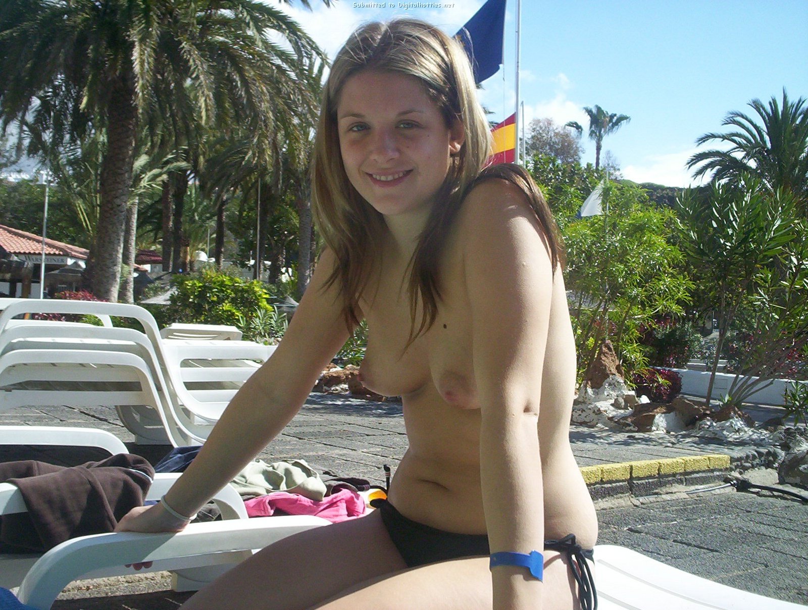 Hot Topless Amateur: Explicit Relaxing Photo of Sexy Girl