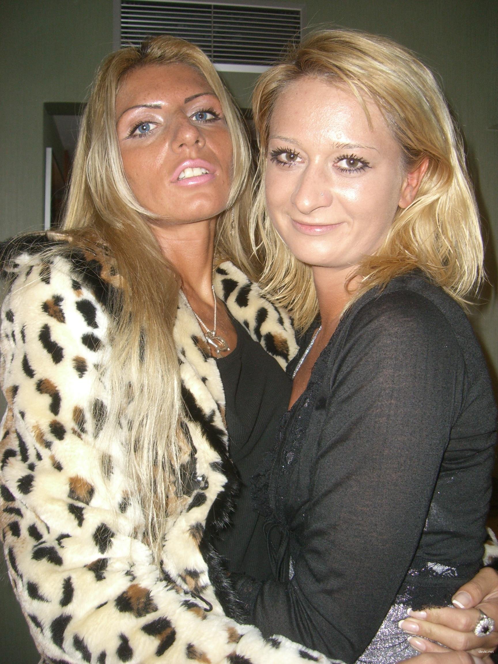 Blonde Babes Spreading Legs: Hardcore Amateur Porn Pics