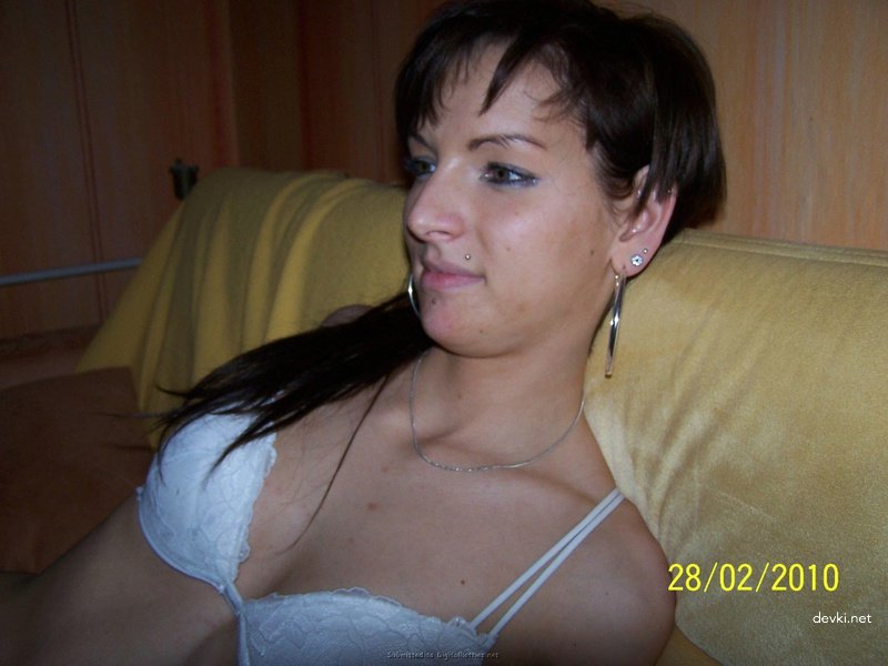 Amateur Babe Bares All: Explicit Close-Up Pussy Shot