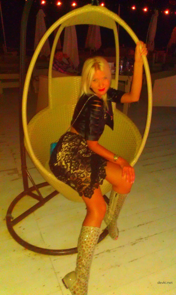 XXX Amateur Nude Lady: Uncensored Explicit Photo Shoot with Naked Madam