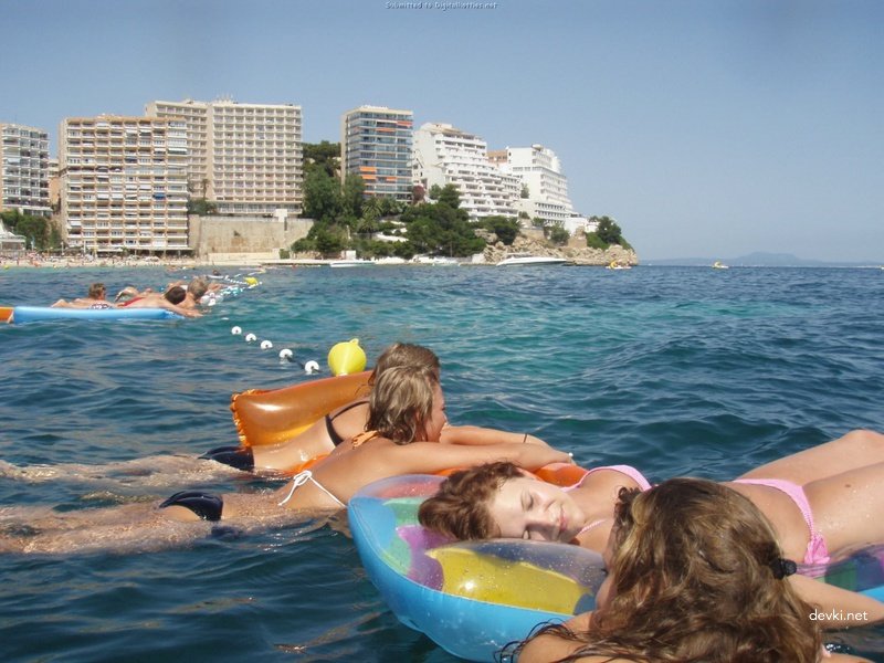 Wild Vacation Orgy: Guys Seduce Babes in Hot Amateur Porn Pics