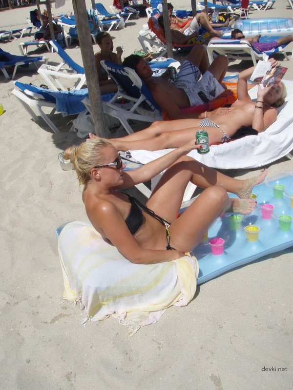 Wild Vacation Orgy: Guys Seduce Babes in Hot Amateur Porn Pics