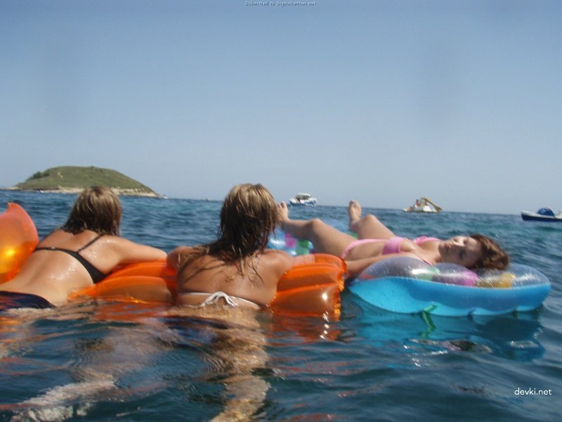 Wild Vacation Orgy: Guys Seduce Babes in Hot Amateur Porn Pics