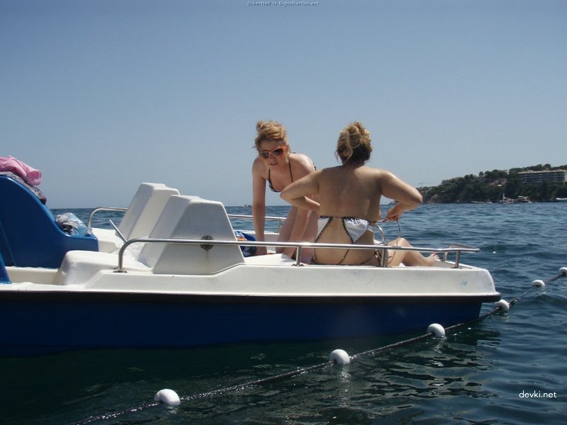 Wild Vacation Orgy: Guys Seduce Babes in Hot Amateur Porn Pics