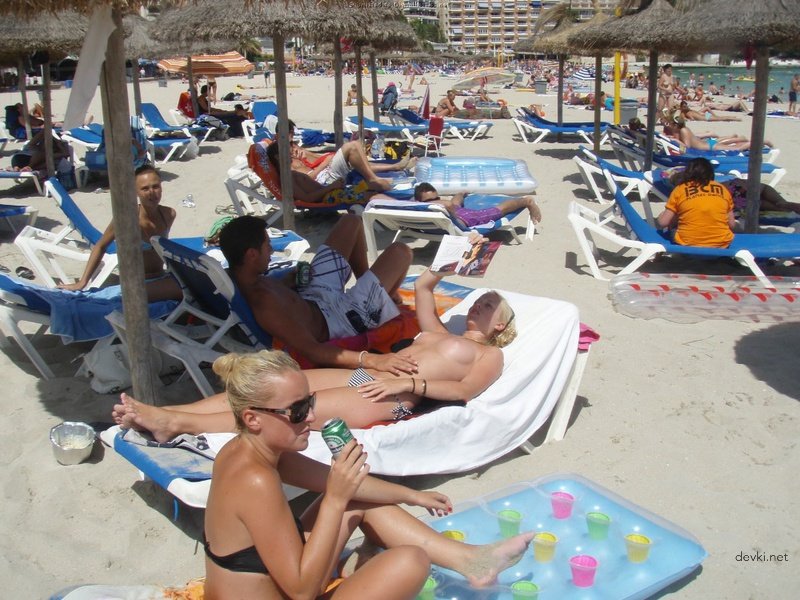 Wild Vacation Orgy: Guys Seduce Babes in Hot Amateur Porn Pics