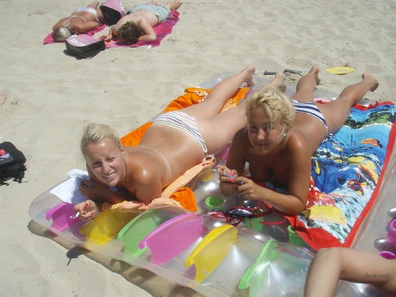 Wild Vacation Orgy: Guys Seduce Babes in Hot Amateur Porn Pics