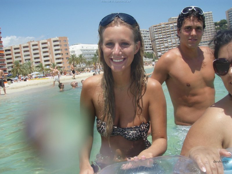 Wild Vacation Orgy: Guys Seduce Babes in Hot Amateur Porn Pics