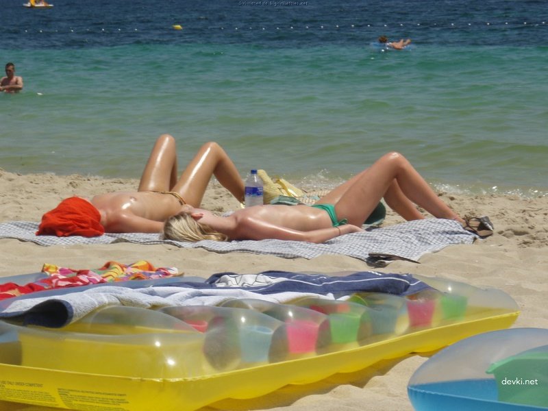Wild Vacation Orgy: Guys Seduce Babes in Hot Amateur Porn Pics
