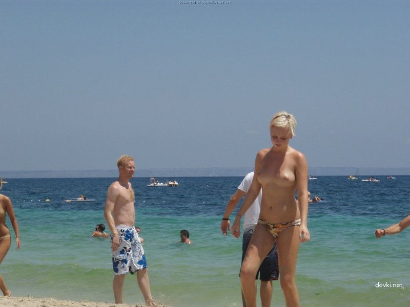 Wild Vacation Orgy: Guys Seduce Babes in Hot Amateur Porn Pics