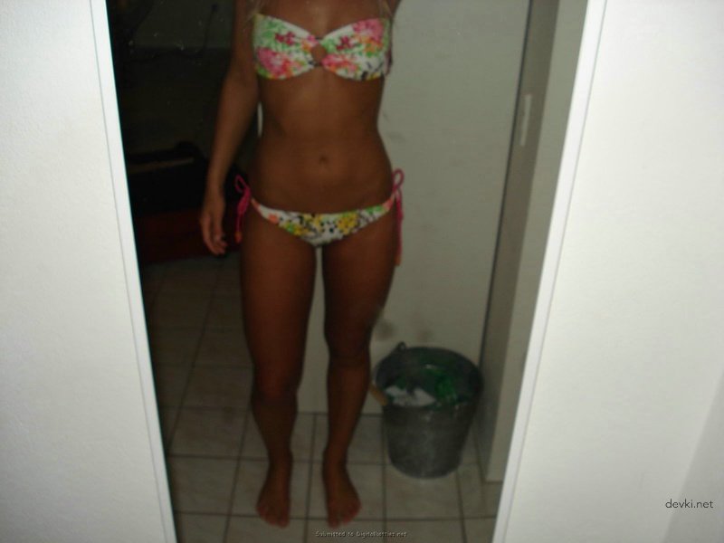 XXX Blonde Bombshell's Steamy Mirror Selfies - Explicit Amateur Photos