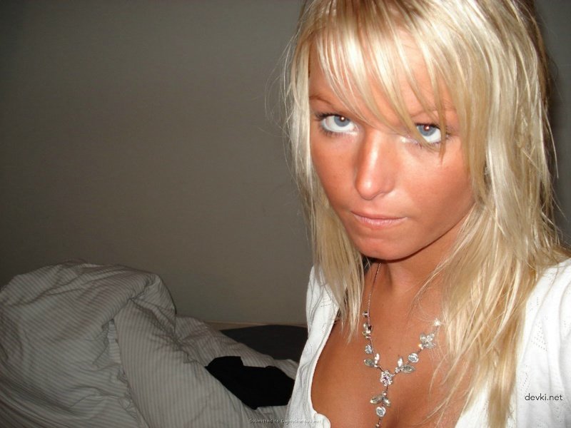 XXX Blonde Bombshell's Steamy Mirror Selfies - Explicit Amateur Photos