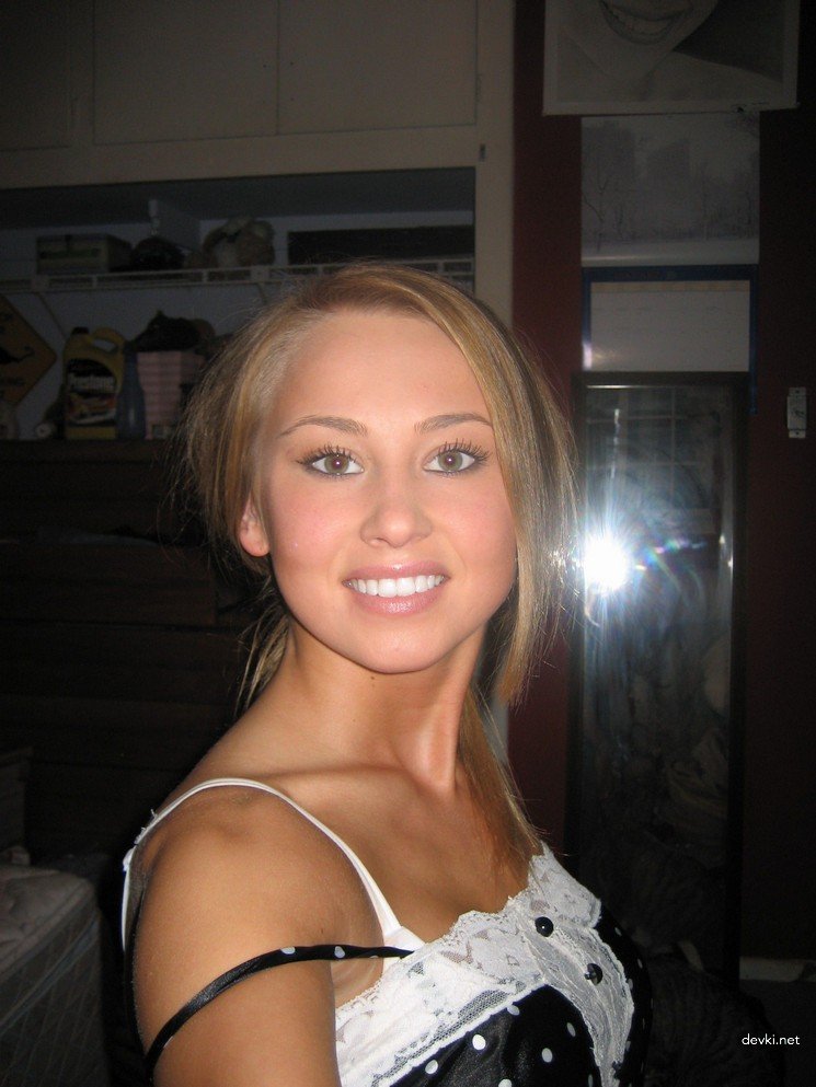 Explicit Close-Up Shot of Sweet Girl's Pussy - XXX Amateur Photo for Adults