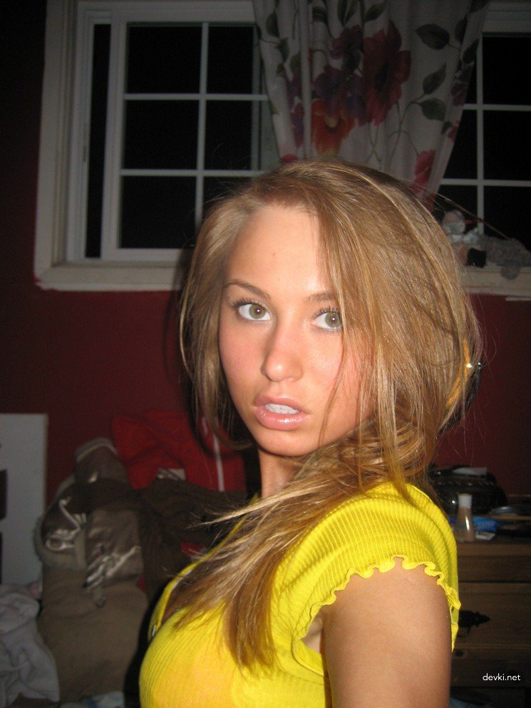 Explicit Close-Up Shot of Sweet Girl's Pussy - XXX Amateur Photo for Adults