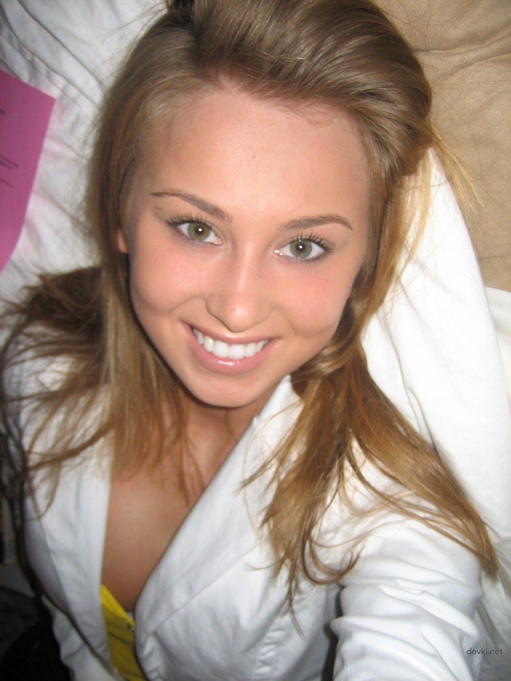 Explicit Close-Up Shot of Sweet Girl's Pussy - XXX Amateur Photo for Adults