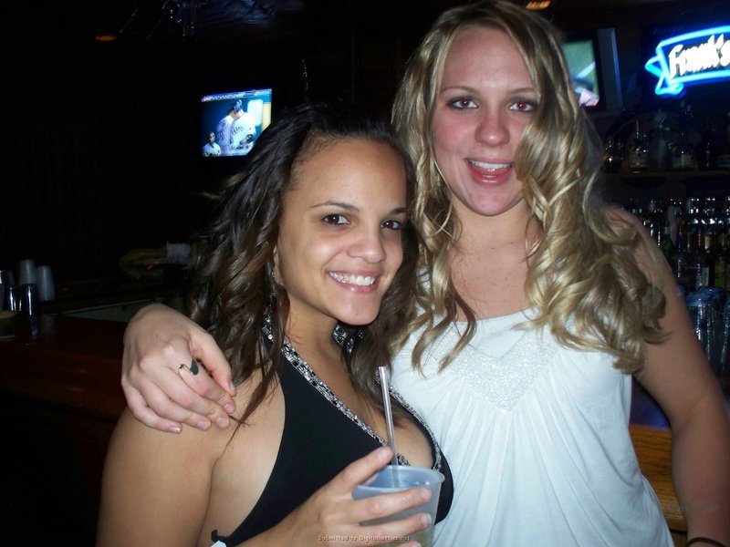 Amateur GF Exposed: Busty Naked Girlfriend in Explicit Porn Pic