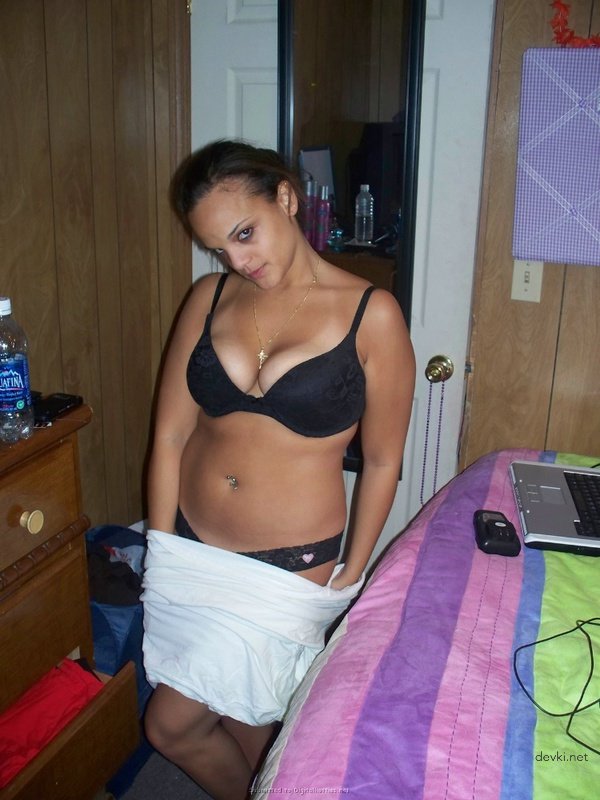 Amateur GF Exposed: Busty Naked Girlfriend in Explicit Porn Pic