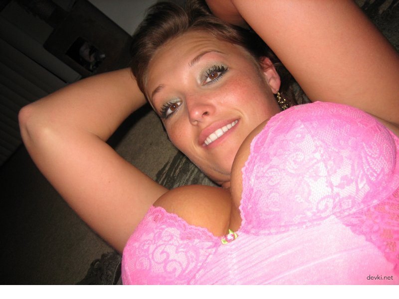 Big Booty Amateur Babe XXX Photoshoot with Explicit Curves