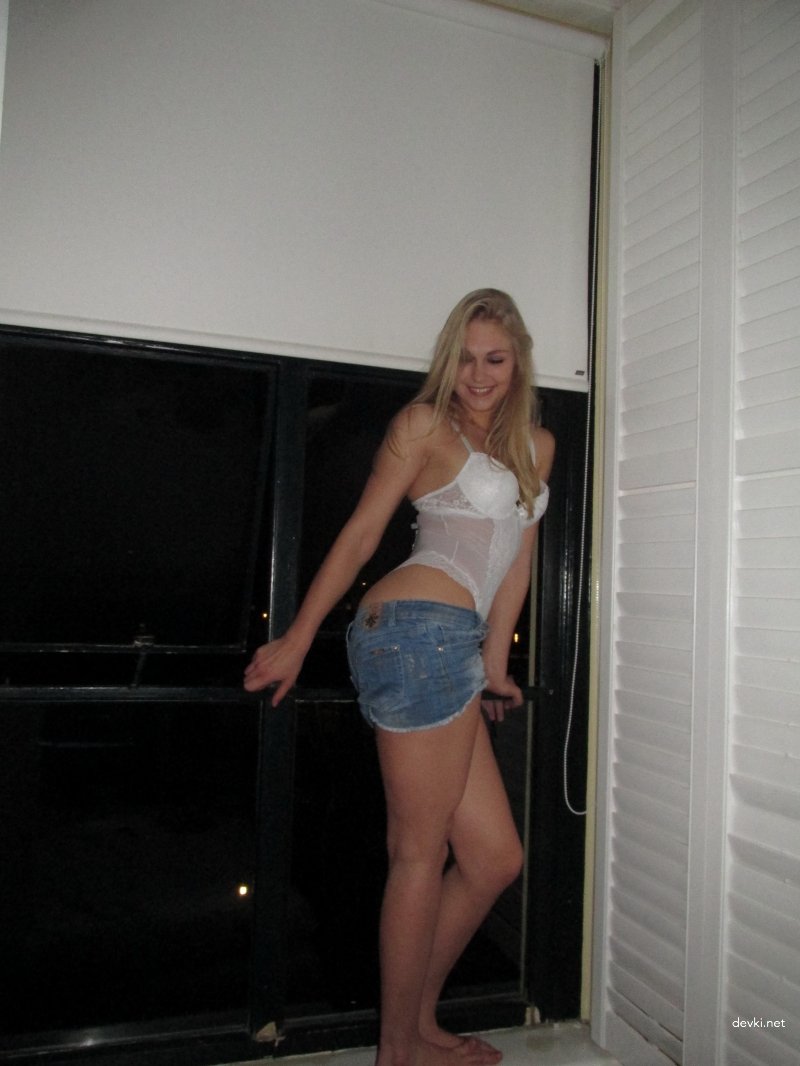 Sizzling Amateur Babe Flaunts in Sexy Short Shorts - Explicit Amateur Pic