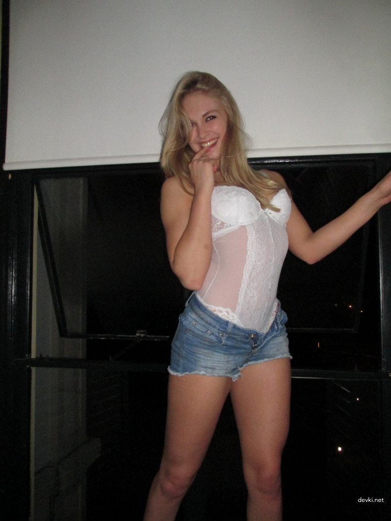 Sizzling Amateur Babe Flaunts in Sexy Short Shorts - Explicit Amateur Pic