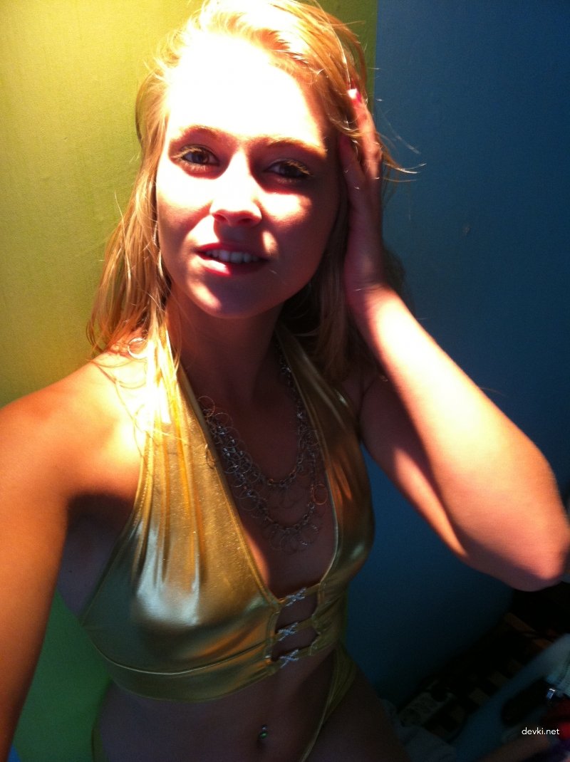 Hot Amateur Babe in Sexy Costume: Explicit Photo Shoot