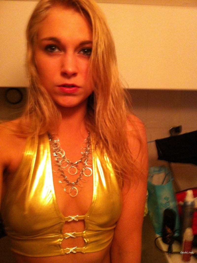 Hot Amateur Babe in Sexy Costume: Explicit Photo Shoot