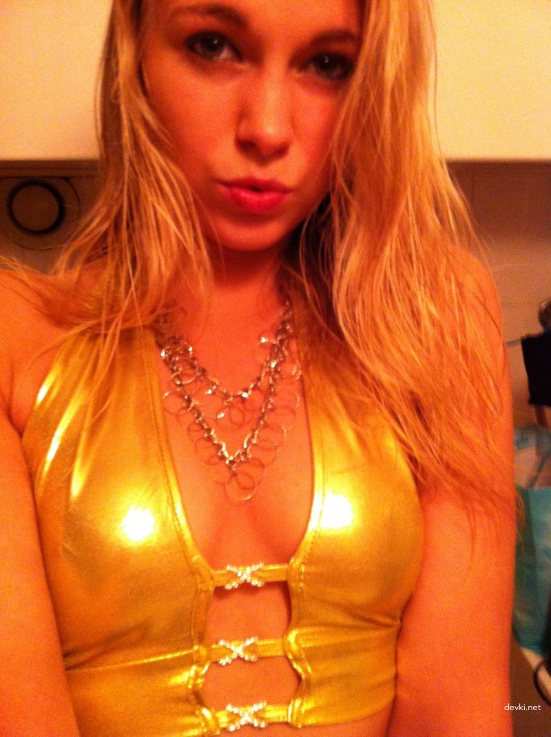 Hot Amateur Babe in Sexy Costume: Explicit Photo Shoot