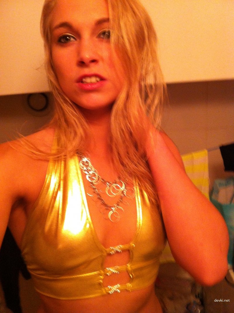 Hot Amateur Babe in Sexy Costume: Explicit Photo Shoot