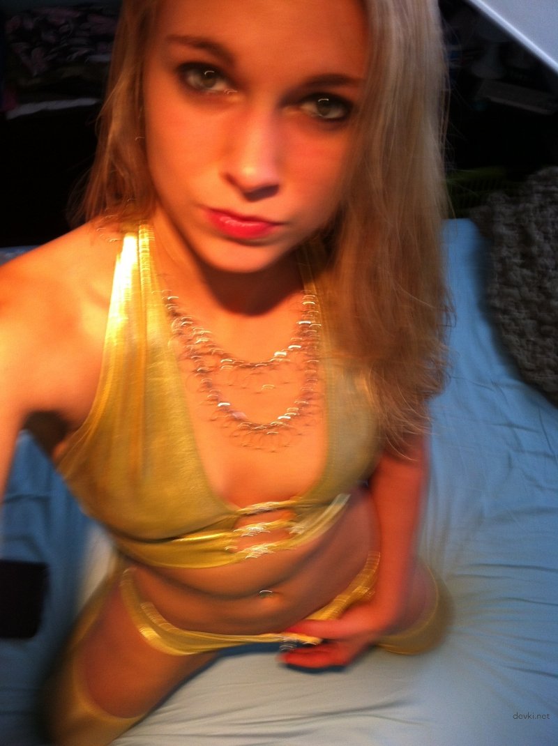 Hot Amateur Babe in Sexy Costume: Explicit Photo Shoot