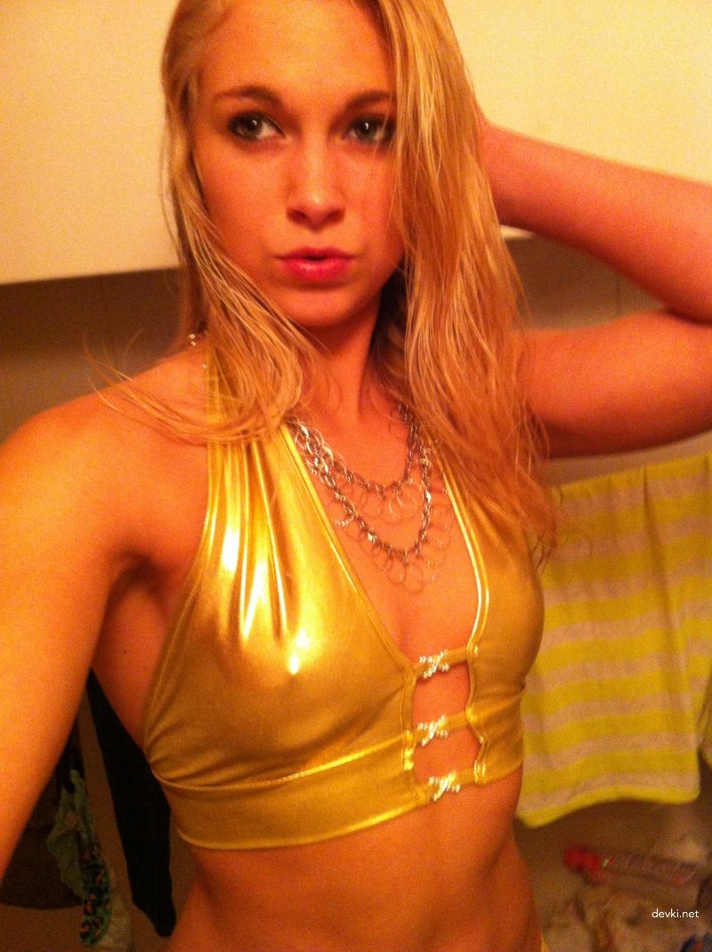 Hot Amateur Babe in Sexy Costume: Explicit Photo Shoot