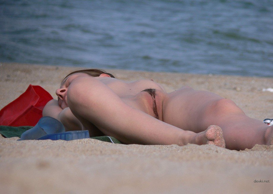 Uncensored Beach Babes Exposing Their Pussies - Hot Amateur Photos